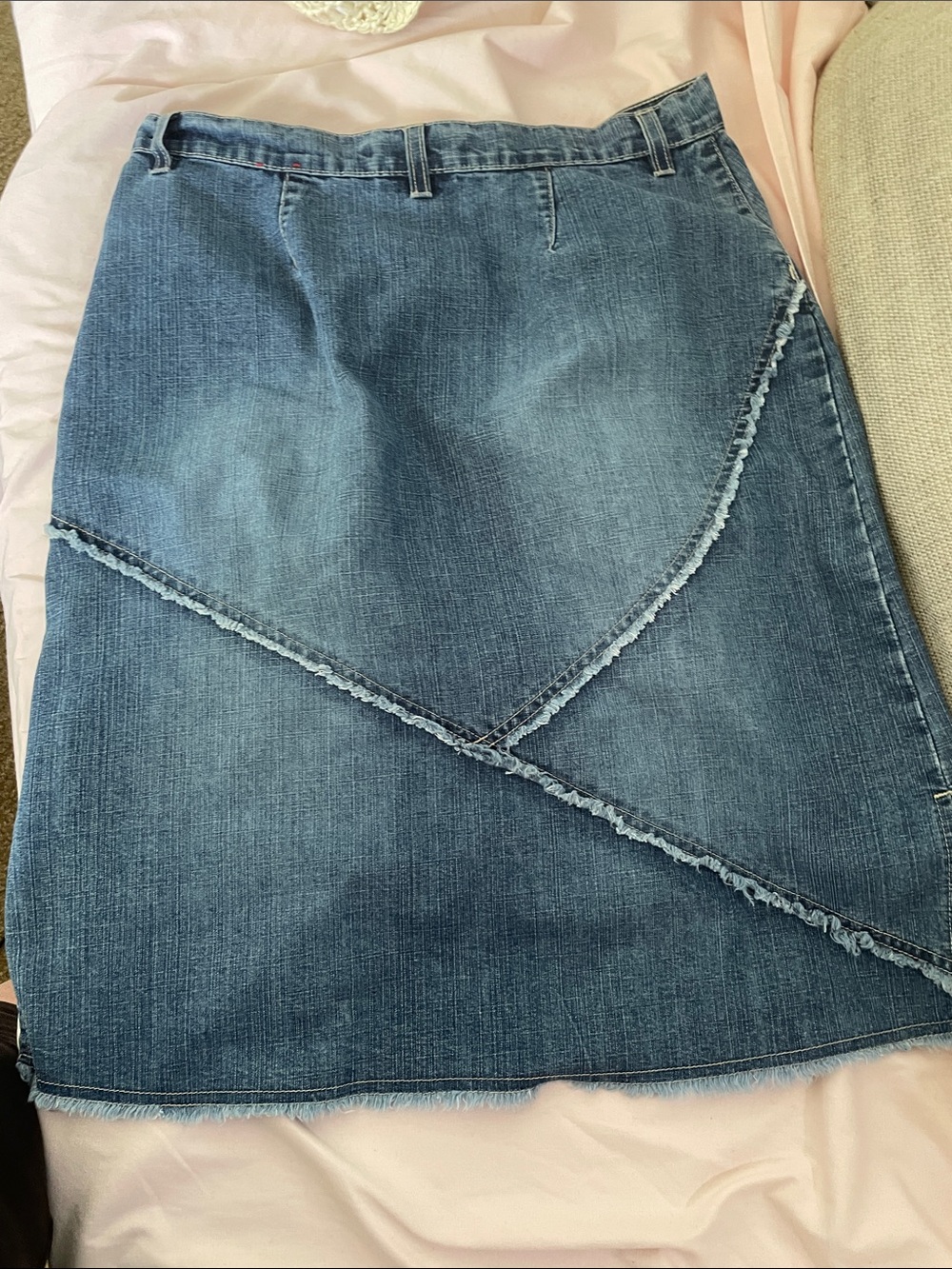Gloria Vanderbilt Y2K Medium Blue Denim A-Line Skirt with Frayed Trim Sz 8 - Picture 5 of 5